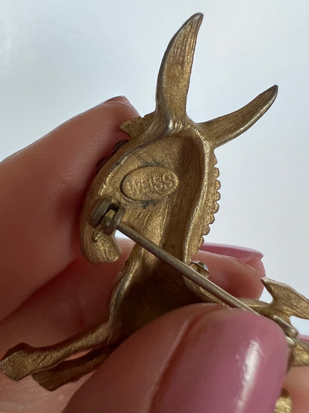 Vintage Weiss Donkey Brooch Signed Brushed Gold Tone Rhinestones and Orange Eye - Picture 5 of 5